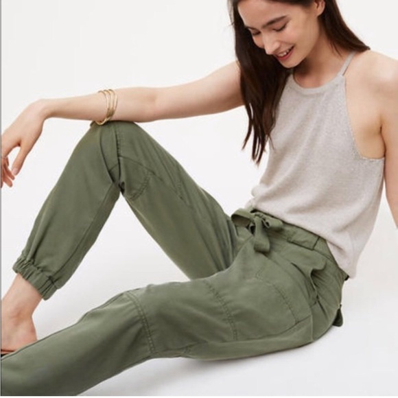 LOFT Pants - LOFT Belted Cargo Joggers Size 6